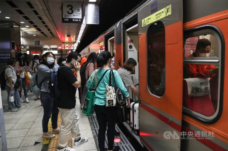 圖為民眾在台北車站準備搭乘台鐵。（中央社檔案照片）