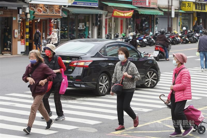 圖為台北市北投區過馬路的民眾。（中央社檔案照片）