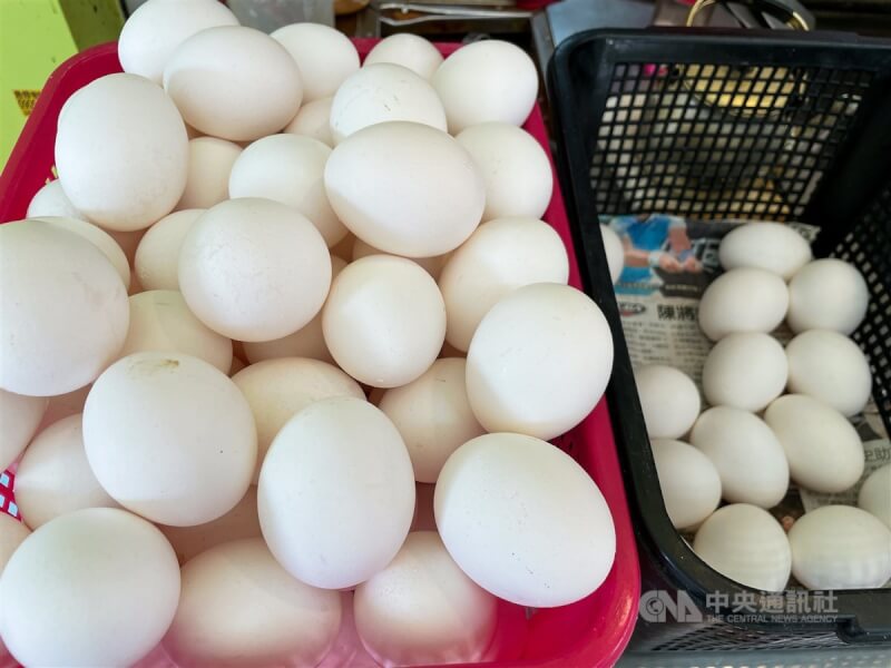 農委會畜牧處24日表示，從美國、泰國、澳洲等國輸入的雞蛋，可望在29日至清明節期間上架國內通路銷售，價格仍會是平價雞蛋價位。圖為新北市早餐店雞蛋。（中央社檔案照片）