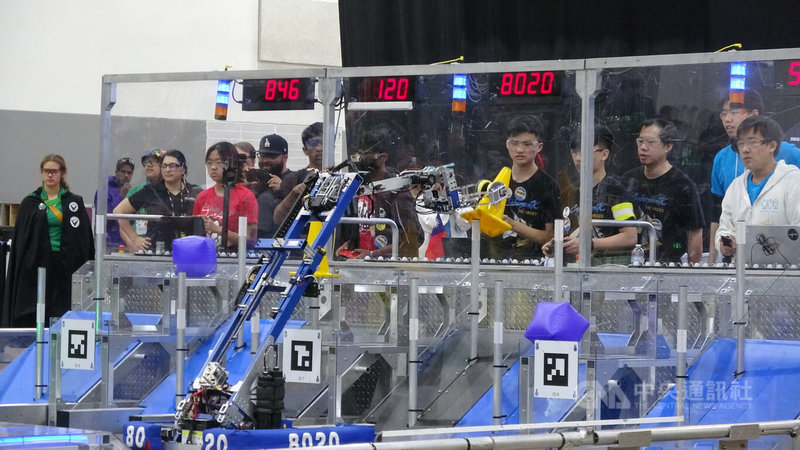 台北市建國中學機器人校隊赴美參加「FRC（First Robotics Competition）機器人競賽」，機器人編號8020，控制台上帶著國旗。中央社記者林宏翰洛杉磯攝  112年3月24日