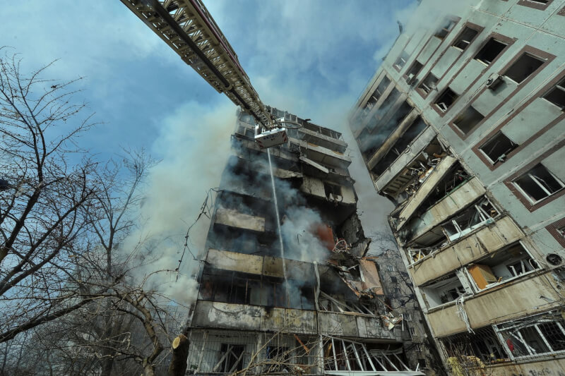 圖為22日烏克蘭札波羅熱住宅遭俄羅斯飛彈襲擊。（路透社）