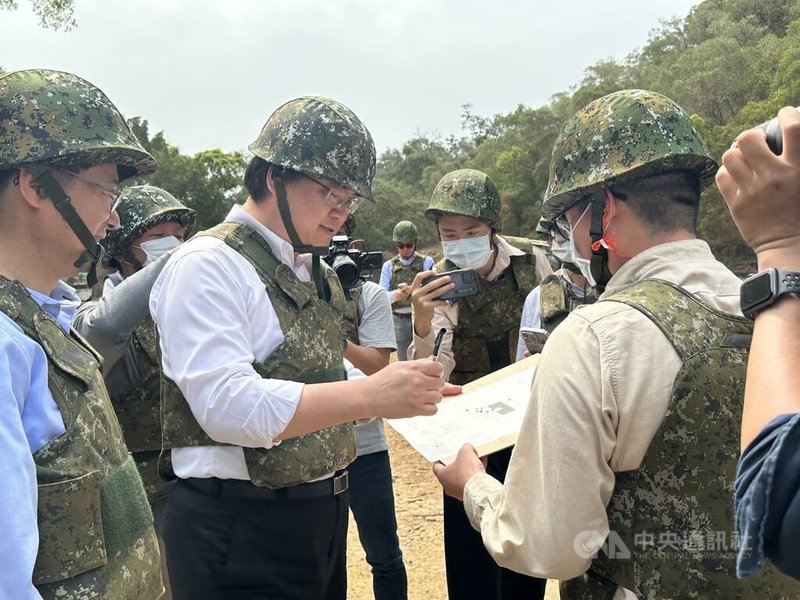 兵役改革，內政部長林右昌（左2）25日前往成功嶺，視察首批替代役男進行實彈射擊課程，為射擊滿靶的役男在靶紙上簽名。中央社記者趙麗妍攝  112年3月25日