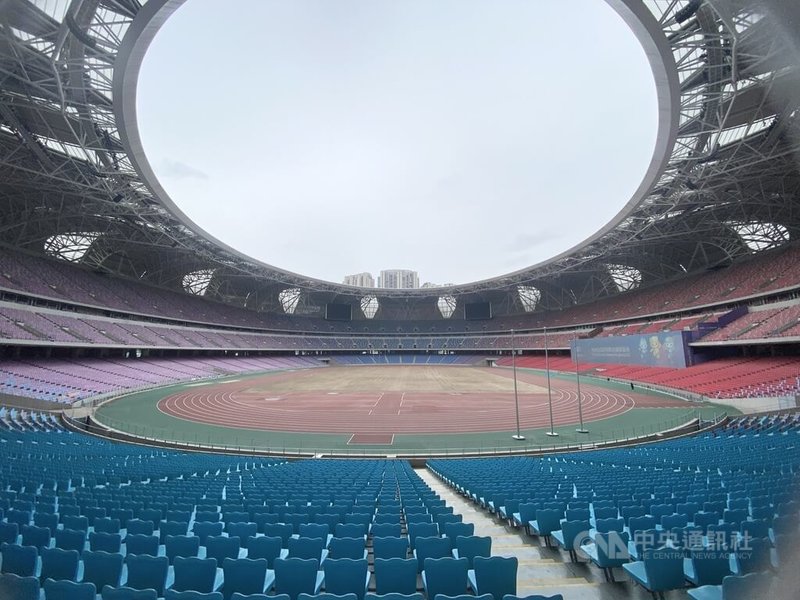 中華奧會組成的杭州亞運考察團25日到開閉幕式、田徑項目的「大蓮花」杭州奧體中心體育場視察。中央社記者楊啟芳攝  112年3月25日