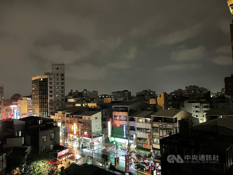 受到華南地區水氣移入影響，台南天空25日晚間雲層密布，晚間7時許開始降雨，雨勢雖不大，卻讓人欣喜。中央社記者張榮祥台南攝  112年3月25日