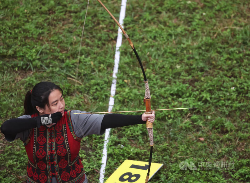 112年全國原住民族運動會25日在萬芳高中進行傳統射箭比賽項目，參賽選手穿起傳統服飾冒雨站上賽場，神情專注。中央社記者趙世勳攝  112年3月25日