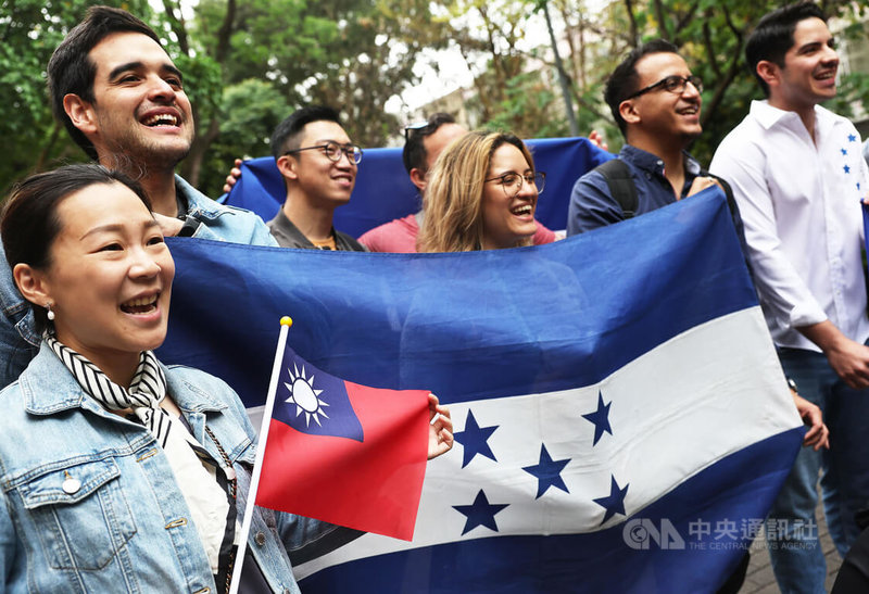 宏都拉斯擬與台灣斷交，多名在台宏國僑民、學生25日出面表達對台感謝之情，其中多數人都是青少年時就來台念書；他們手持兩國國旗高喊「謝謝台灣」。中央社記者趙世勳攝 112年3月25日