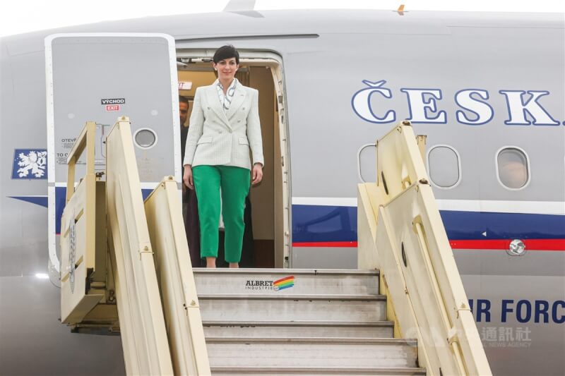 捷克眾議院議長艾達莫娃（Markéta Pekarová Adamová）25日率領超過150人訪問團抵達台灣，一襲綠白色套裝十分亮麗搶眼。中央社記者鄭清元攝 112年3月25日