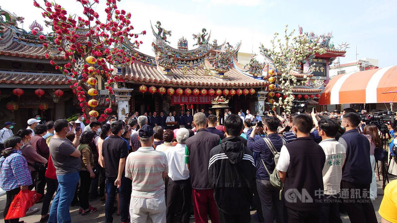 總統蔡英文25日到嘉義朴子配天宮參香祈福並發表談話，廟前廣場擠滿人潮，爭睹蔡總統風采。中央社記者蔡智明攝  112年3月25日