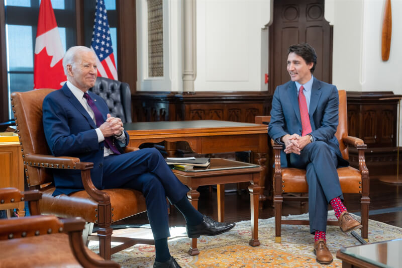 美國總統拜登（左）24日在加拿大與加國總理杜魯道（右）雙邊會談並發表聯合聲明，雙方重申維護台海和平穩定是國際社會安全與繁榮不可或缺的要素。（圖取自twitter.com/POTUS）