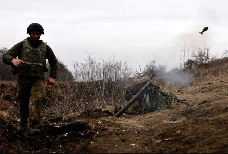 圖為烏克蘭士兵3月在巴赫姆特附近的前線陣地發射一枚迫擊砲彈。（路透社）