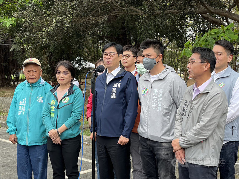 台灣與宏都拉斯斷交，高雄市長陳其邁（左3）26日下午參加左營見城之道啟用典禮時受訪指出，德不孤必有鄰，台灣還是要勇敢自信地跟國際社會交往，只要成為正面力量，台灣的朋友就會越來越多，他對台灣非常有信心。中央社記者林巧璉攝  112年3月26日