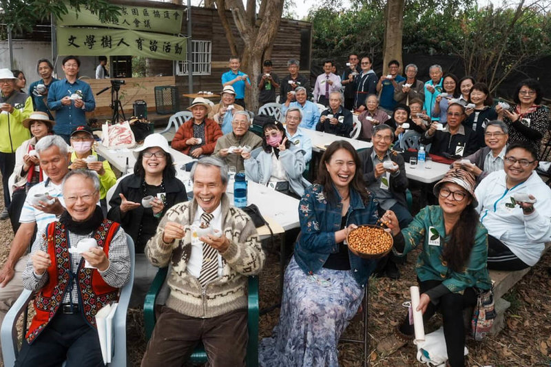 台灣文學研究學者張良澤（前左2）催生台灣文學國家園區，文學界26日在台南籌組成立台灣文學國家園區協進會，做為持續倡議組織。（台灣文學國家園區協進會提供）中央社記者楊思瑞台南傳真  112年3月26日