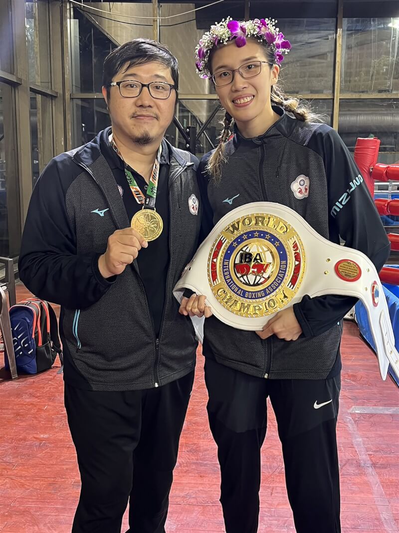 在教練劉宗泰（左）帶領之下，台灣拳擊女將黃筱雯（右）26日成功拿下生涯第2面女子拳擊世錦賽金牌，下一步將挑戰9月舉行的杭州亞運。（劉宗泰提供）中央社記者黎建忠傳真 112年3月26日