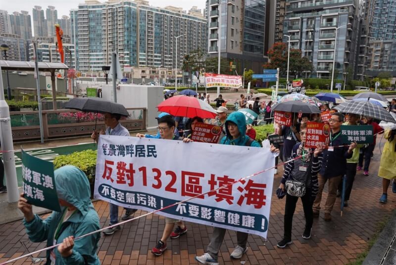 香港復常後首場遊行26日舉行，因應警方提出不反對通知書的條件，主辦方拉起膠帶，遊行人士需要全程留在膠帶範圍內，及需頸掛號碼牌。（圖取自facebook.com/safeguard.tko）