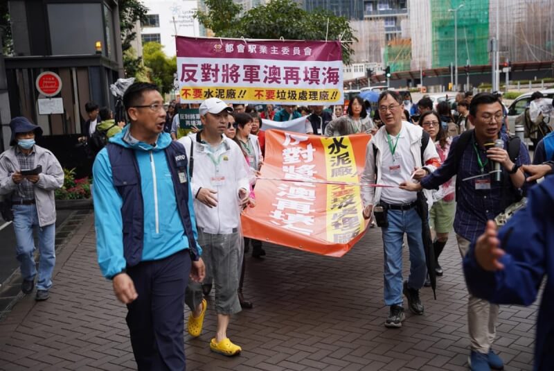 香港復常後首場遊行3月26日舉行，主辦方拉起膠帶將遊行人士與記者等其他人分隔，遊行人士需要全程留在膠帶範圍內，及需頸掛號碼牌。（圖取自facebook.com/safeguard.tko）