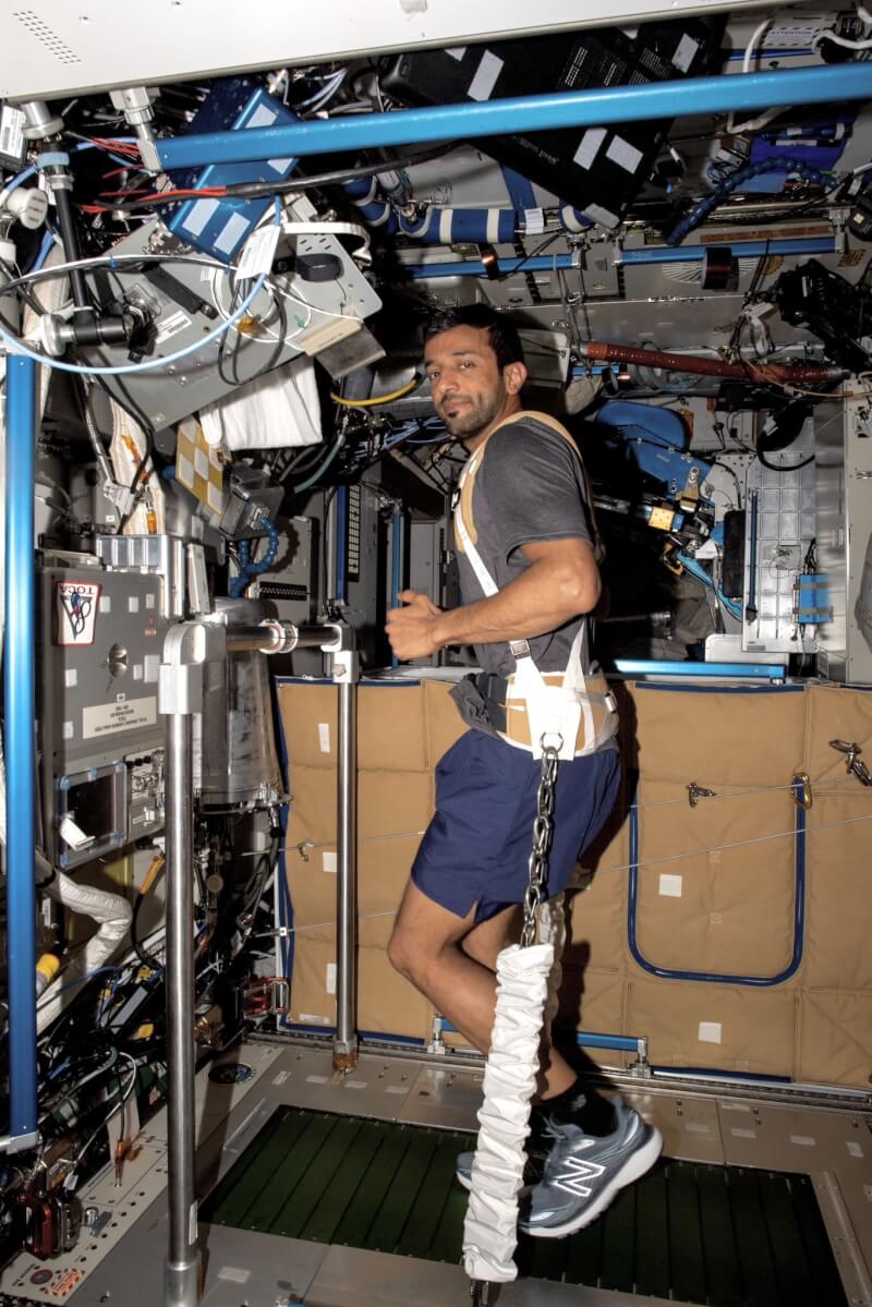 穆斯林太空人尼雅迪在國際太空站中每天運動，避免肌肉萎縮無力。（圖取自twitter.com/Astro_Alneyadi）