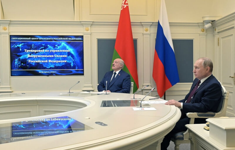 圖為去年2月19日俄羅斯總統蒲亭（右）與白俄羅斯總統魯卡申柯在莫斯科觀看彈道飛彈發射。（Sputnik/Aleksey Nikolskyi/Kremlin via 路透社）