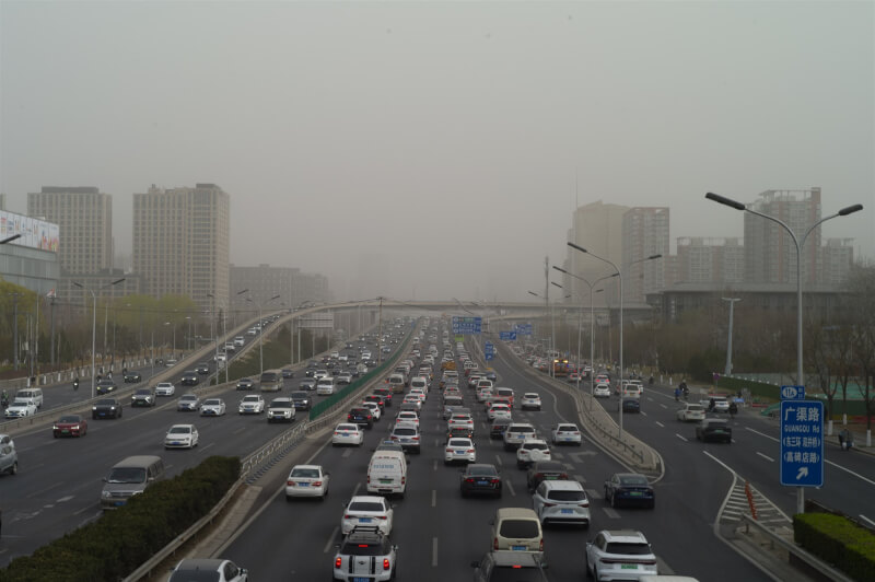 圖為北京22日出現沙塵天氣。（中新社）