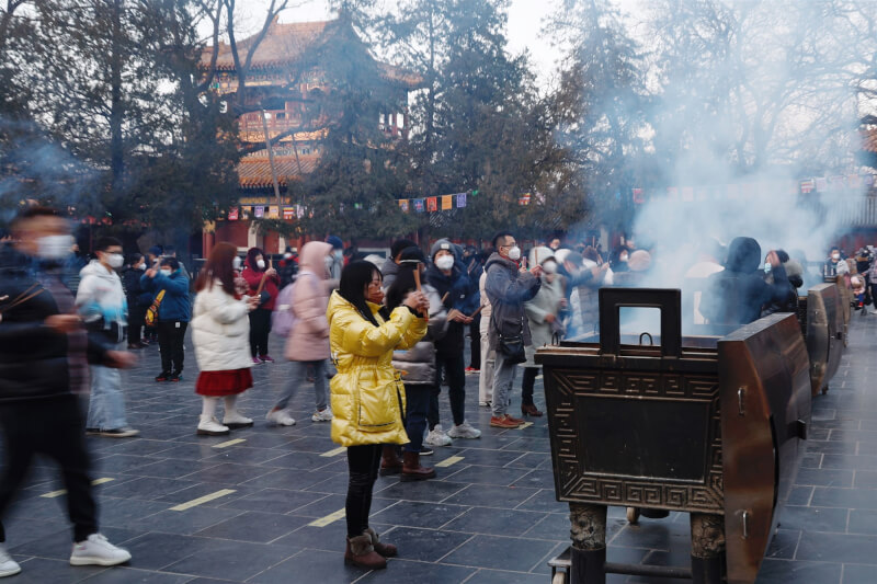 圖為1月22日中國民眾在北京雍和宮燒香祈福。（中新社）