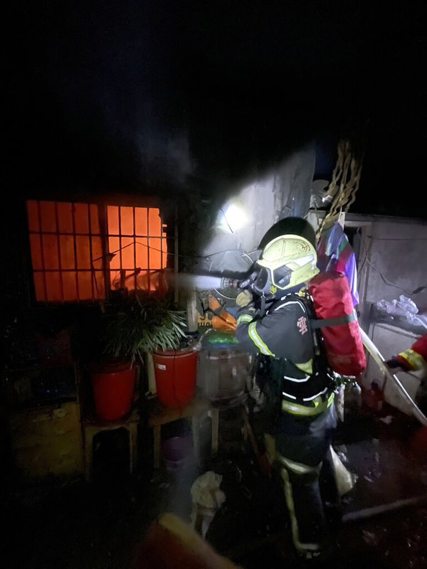 雲林縣斗六市南仁路一處貨櫃屋26日凌晨發生火警，消防局獲報立即派員前往搶救。（雲林縣消防局提供）中央社記者黃國芳傳真  112年3月26日