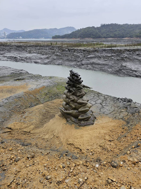 南投縣25日晚間起至26日上午間斷降雨,日月潭也有下雨但挹注不多,「九蛙疊像」依然全露出。(民眾提供)中央社記者蕭博陽南投縣傳真 112年3月26日