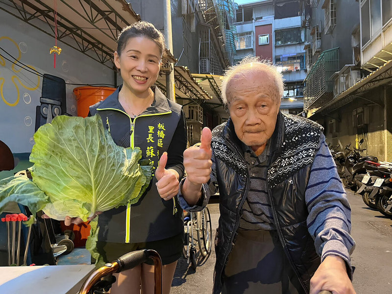 雲林縣西螺鎮農會27日透露，新北市板橋區香丘里長蘇淑芳（左）10年來只要聽到雲林菜價低或滯銷，就會立即揪團採購，這次高麗菜促銷，她號召團購，1天即訂購1800箱、36公噸。（蘇淑芳提供）中央社記者姜宜菁傳真  112年3月27日