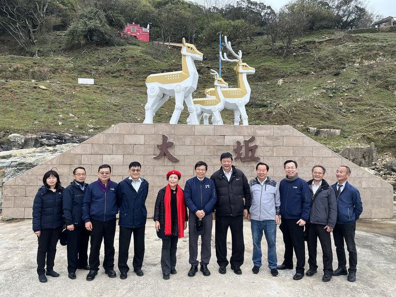 馬祖擁有芹壁村、北海坑道等世界級景點，是吸引國際觀光客的重要發展據點，交通部長王國材（中）也指示觀光局及馬祖國家風景區管理處，積極協助連江縣政府，打造大坵成為馬祖新亮點。（交通部提供）中央社記者汪淑芬傳真  112年3月27日