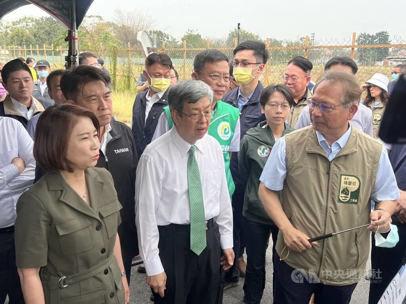 屏東高鐵特定區內5大建設，為整合面積達307公頃園區，須提升周邊道路建設，縣府研擬6條聯外道路改善計畫，行政院長陳建仁（前中）27日在屏東縣長周春米（前左）陪同下前往視察新闢道路計畫進度。中央社記者李卉婷攝  112年3月27日