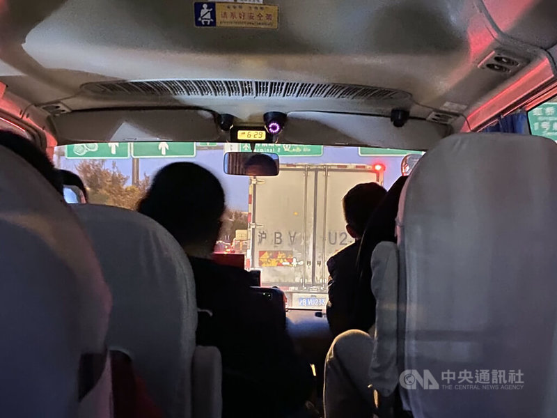前總統馬英九今天啟程訪問中國大陸，隨行的台媒媒體團「落車」，本來開道前往虹橋高鐵站，但卻在最後卡在上海車陣中。中央社記者呂佳蓉上海攝 112年3月27日