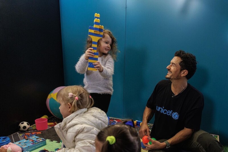 奧蘭多布魯（右）26日以聯合國兒童基金會親善大使身分造訪基輔一間幼兒中心。（圖取自instagram.com/orlandobloom）