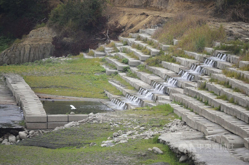 自來水公司第五區管理處27日指出，最近這波雨勢不大，對嘉義仁義潭水庫蓄水量幫助少，仁義潭進水口也只見小小水流。中央社記者蔡智明攝  112年3月27日