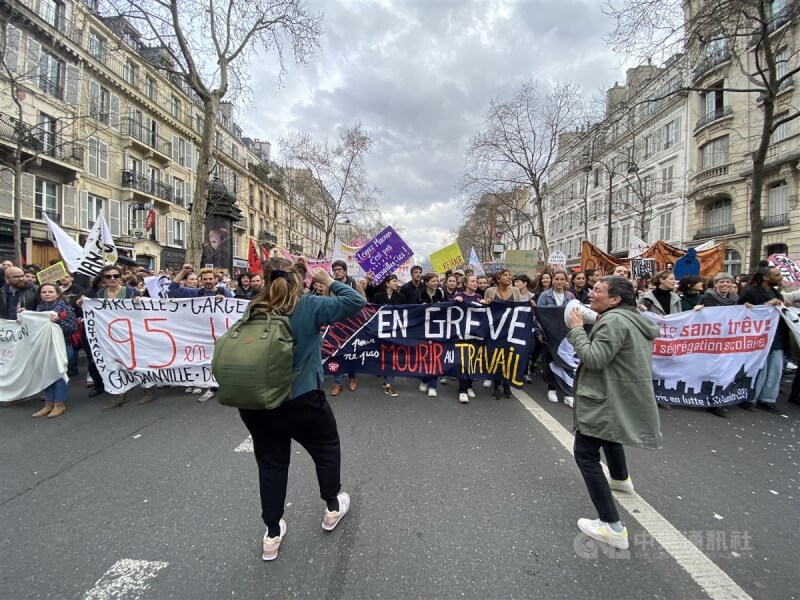 圖為23日法國反退改法第9度全國動員，巴黎示威者手拿標語、高喊口號緩慢向共和廣場方向遊行。（中央社檔案照片）