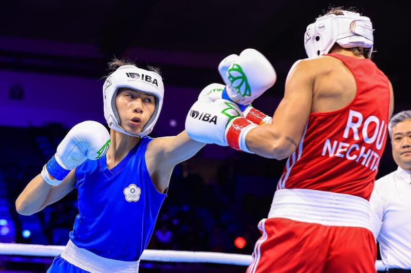 台灣女子拳擊好手林郁婷（左）因沒通過賽前性別檢測，導致打進今年世錦賽4強的並列銅牌遭撤銷。（圖取自facebook.com/boxingting）