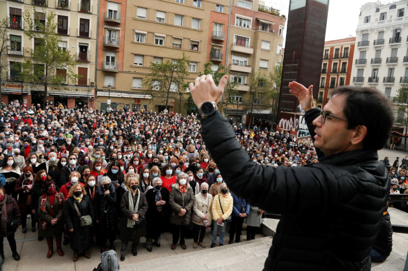 來自世界各地合唱團的數千歌手26日同步發聲，為烏克蘭的和平而唱。圖為去年大批民眾聚集在西班牙首都馬德里，參與和平合唱團倡議活動。（路透社）