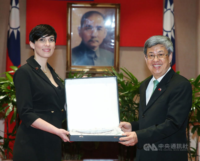 捷克眾議院議長艾達莫娃（Markéta Pekarová Adamová）（左）率團訪問台灣，27日下午前往拜會行政院長陳建仁（右），會中互贈紀念禮品並合影。中央社記者郭日曉攝  112年3月27日