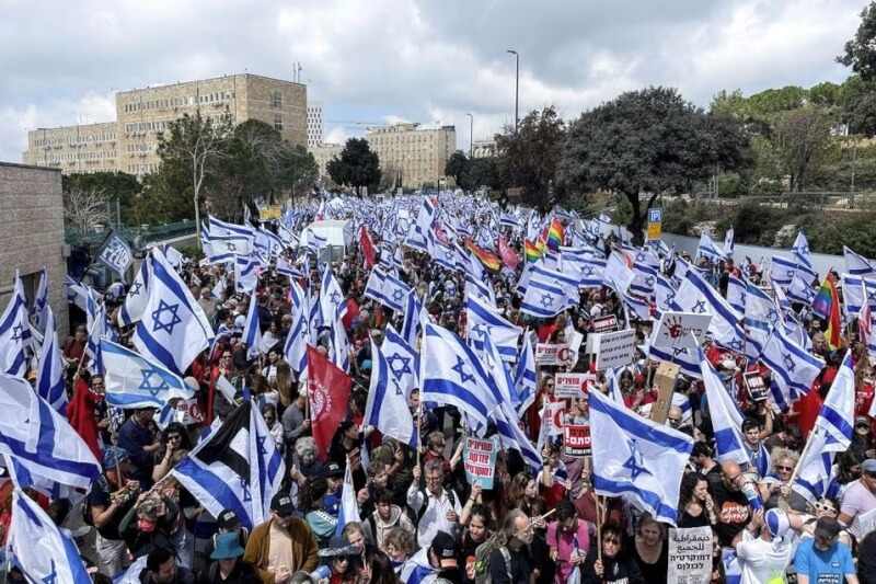 以色列政府推動爭議性司法改革，27日民眾在最高法院附近抗議。（路透社）