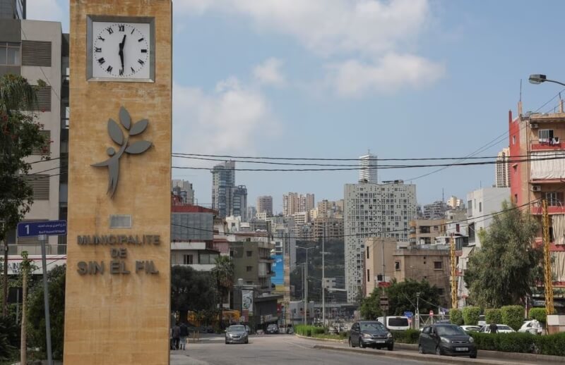 圖為黎巴嫩街上使用夏令時間的時鐘。（路透社）