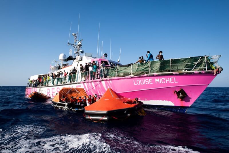 英國街頭塗鴉藝術家班克西資助的移民救援船，26日在義大利拉姆培杜薩島遭扣留。（Chris Grodotzki/Sea-Watch.org Handout via 路透社）