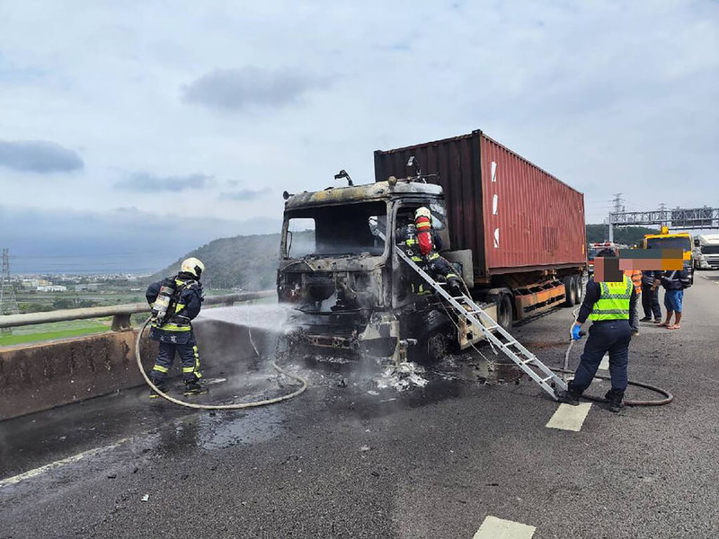 國道3號南下167.6公里大甲路段28日發生貨櫃車火燒車意外，胡姓駕駛開車時感覺車輛異常，立即停在外側路肩待援，車輛隨後起火燃燒，警消獲報到場處理；事故一度影響輔助車道及外側路肩，但未造成車流回堵。（民眾提供）中央社記者趙麗妍傳真 112年3月28日