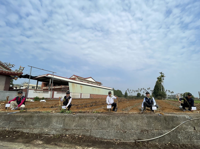 交通部觀光局參山國家風景區管理處28日會同名間鄉公所、林務局南投林區管理處等單位，在松柏嶺舉辦植樹淨山活動，攜手種下120株櫻花樹苗，盼讓松柏嶺成為賞櫻秘境，提升在地觀光能量。（參山國家風景區管理處提供）中央社記者吳哲豪傳真  112年3月28日