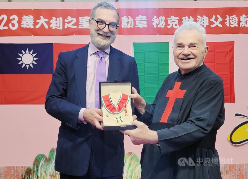 義大利籍天主教靈醫會神父秘克琳（Gian Carlo Michelini）（右）在台灣推展文化60年，28日由義大利經濟貿易辦事處代表紀大為（Davide Giglio）（左）代表義大利總統塞爾吉奧馬塔雷拉（Sergio Mattarella）頒贈「義大利之星」爵士勳章給秘克琳。中央社記者沈如峰宜蘭縣攝  112年3月28日
