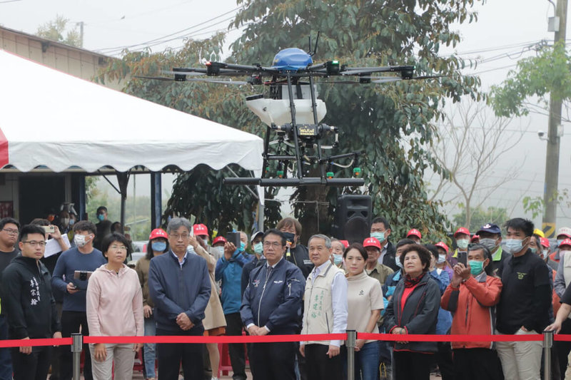 台南市政府農業局28日在東山區舉行荔枝椿象整合防治暨無人機精準施藥及施放平腹小蜂卵片發布會，示範無人機投卵及噴藥。（台南市政府提供）中央社記者楊思瑞台南傳真  112年3月28日