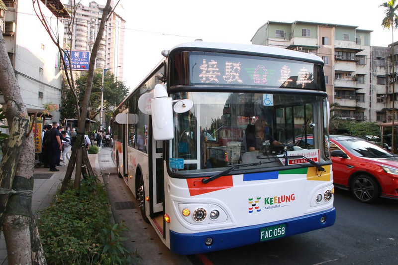 基隆市政府自23日起試辦安樂區到八堵火車站的免費接駁公車，經評估後，決定延長試辦至6月30日。（基隆市政府提供）中央社記者王朝鈺傳真  112年3月28日