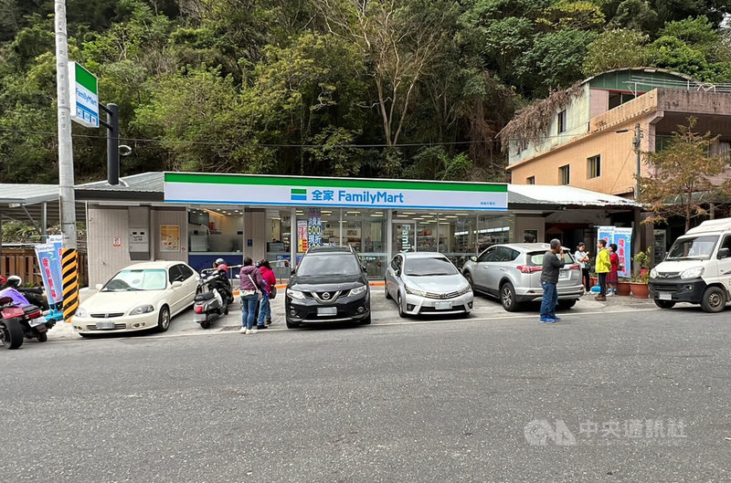 長58公里的南橫公路東段112年1月出現首家超商,日前又裝設ATM,具備提款和轉帳、存款等功能,營業時間從上午5時至晚上10時,民眾開心迎接新生活。中央社記者盧太城台東攝 112年3月28日