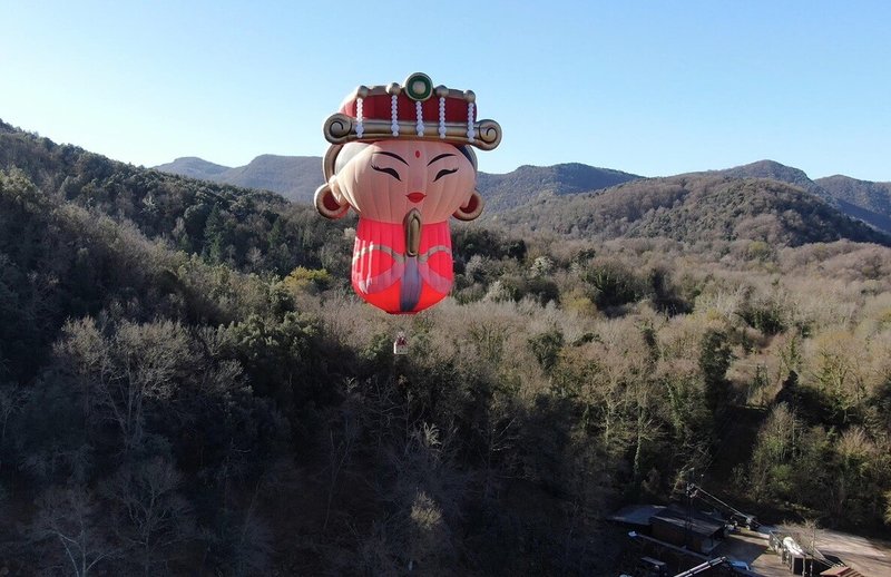 天際航空公司與西班牙當地Ultramagic Balloons公司簽署合作備忘錄，將在台東成立亞州唯一的熱氣球飛行訓練學校分校，台東天后宮委託西班牙製作的媽祖造型球首次亮相。（台東縣政府提供）中央社記者盧太城台東傳真  112年3月28日