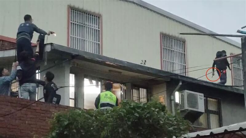 苗栗縣52歲余姓毒品通緝犯外出時遭眼尖員警認出，一路逃回住處頂樓，持刀與警方對峙，並丟擲花盆、磚瓦反抗，過程中更持刀揮舞，警方擊發電擊槍，歷時近3個半小時將余男逮捕歸案。（民眾提供）中央社記者管瑞平傳真 112年3月28日