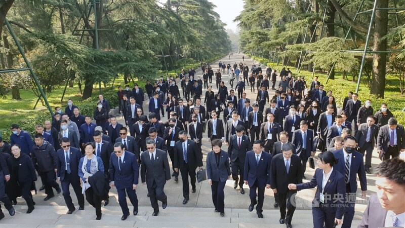 前總統馬英九28日上午前往南京中山陵拜謁國父孫中山。圖為馬英九一行開始爬上中山陵。中央社記者呂佳蓉南京攝 112年3月28日