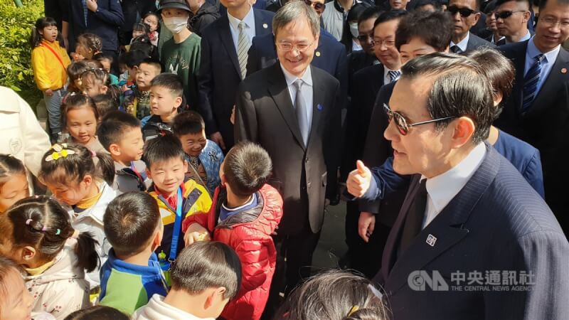 前總統馬英九一行在拜謁完中山陵返程的路上，遇到幼稚園的小朋友，小朋友呼喊馬英九為「馬爺爺」，接著馬英九詢問，「你們知道這裡是什麼地方嗎？」小朋友們回應：「中山陵」。馬又問，「你們知道孫中山是幹什麼的嗎？」小朋友回應不知道，馬說老師要再努力一點。中央社記者呂佳蓉南京攝 112年3月28日