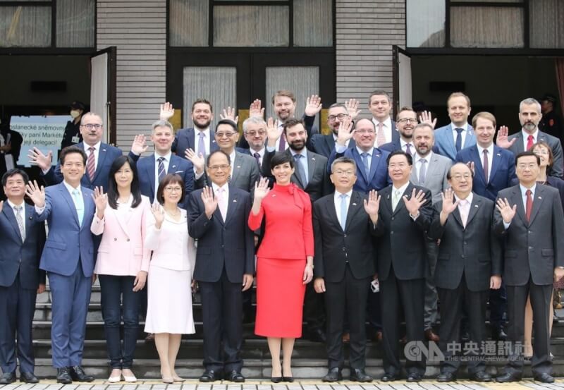 捷克眾議院議長艾達莫娃（Markéta Pekarová Adamová）（前右5）28日拜訪立法院，立法院長游錫堃（前左5）、副院長蔡其昌（前右4）及國民黨立法院黨團總召（前右）、民進黨立法院黨團總召柯建銘（前右2）等人親自迎接並合影。中央社記者郭日曉攝 112年3月28日