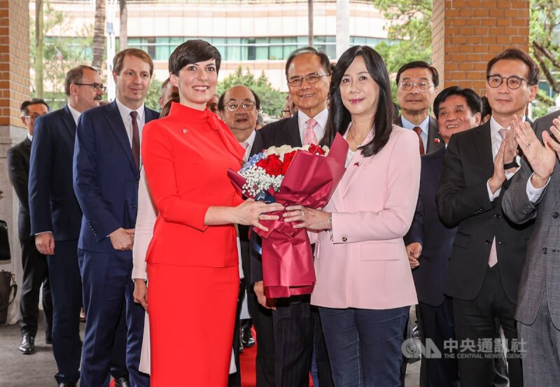 捷克眾議院議長艾達莫娃（Markéta Pekarová Adamová）（前左）率團來台，28日上午拜訪立法院，國民黨立委萬美玲（前右）代表致贈鮮花表示歡迎。中央社記者鄭清元攝 112年3月28日